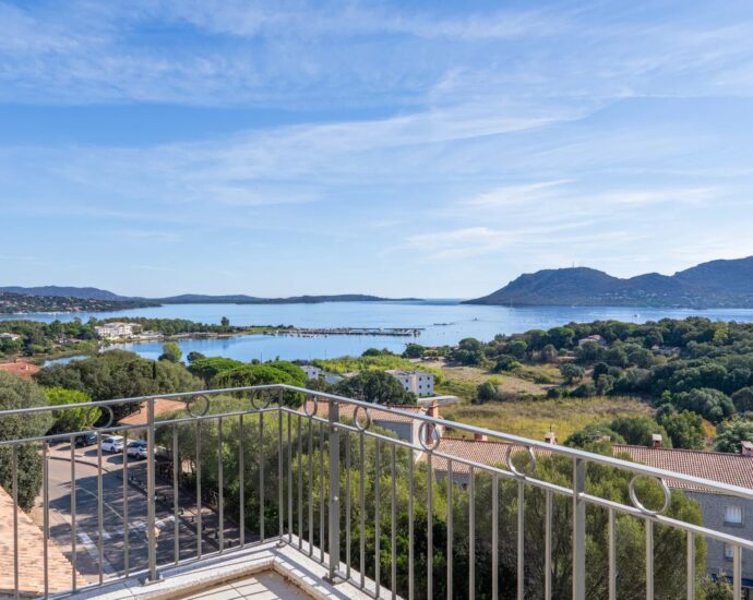 Porto-Vecchio, Appartement en attique, 3 chambres, terrasse, vue mer panoramique, proche centre-ville et plages