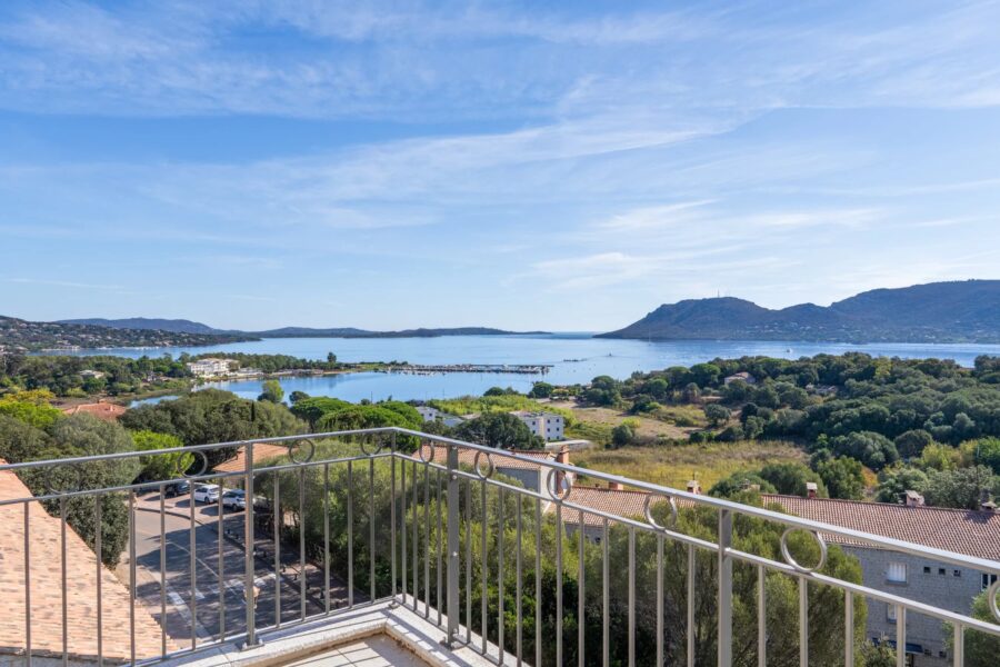 Porto-Vecchio, Appartement en attique, 3 chambres, terrasse, vue mer panoramique, proche centre-ville et plages