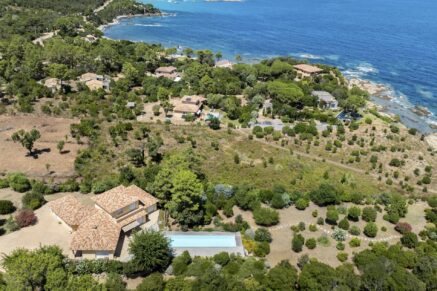Favone, Villa pied dans l&rsquo;eau, 5 chambres, piscine, vue mer panoramique, plage à pied