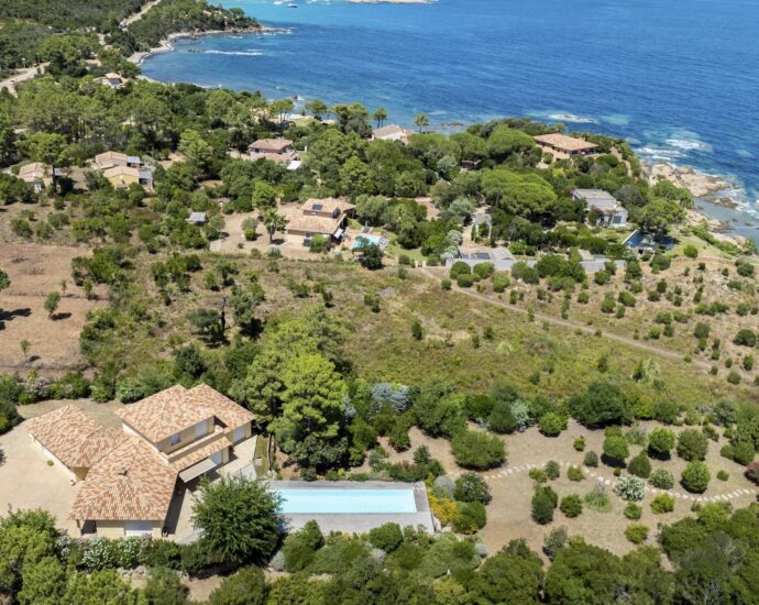 Favone, Villa pied dans l&rsquo;eau, 5 chambres, piscine, vue mer panoramique, plage à pied