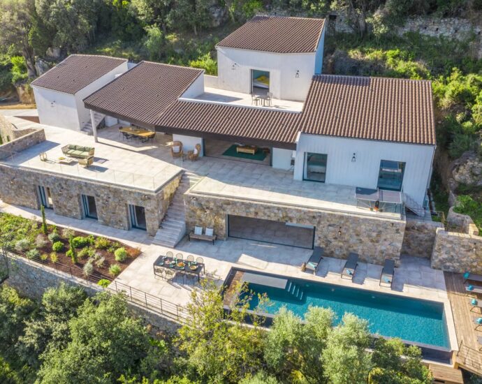 L&rsquo;Île Rousse, Occiglioni, villa d&rsquo;architecte, 6 chambres, piscine, vue panoramique mer, poche plage