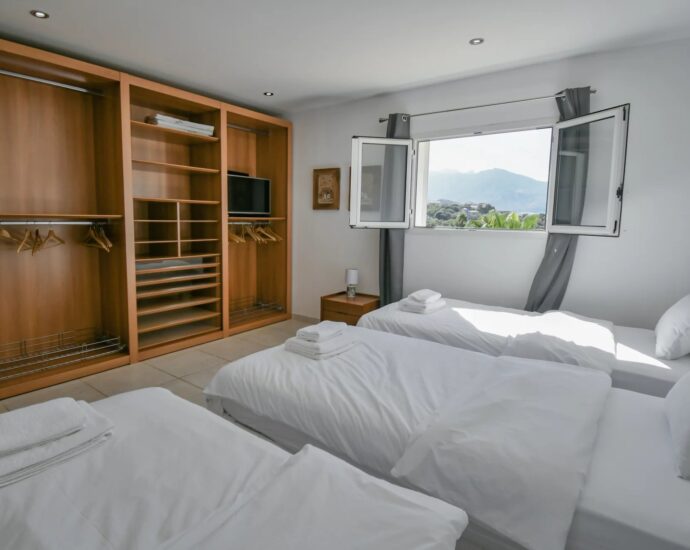 Lumio, Villa 6 chambres, vue mer panoramique, piscine, proche des plages.