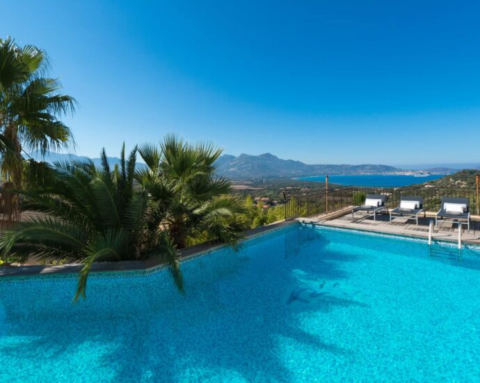 Lumio, Villa 6 chambres, vue mer panoramique, piscine, proche des plages.