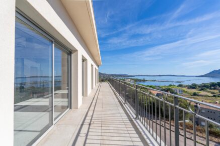 Porto-Vecchio, Appartement en attique, 3 chambres, terrasse, vue mer panoramique, proche centre-ville et plages