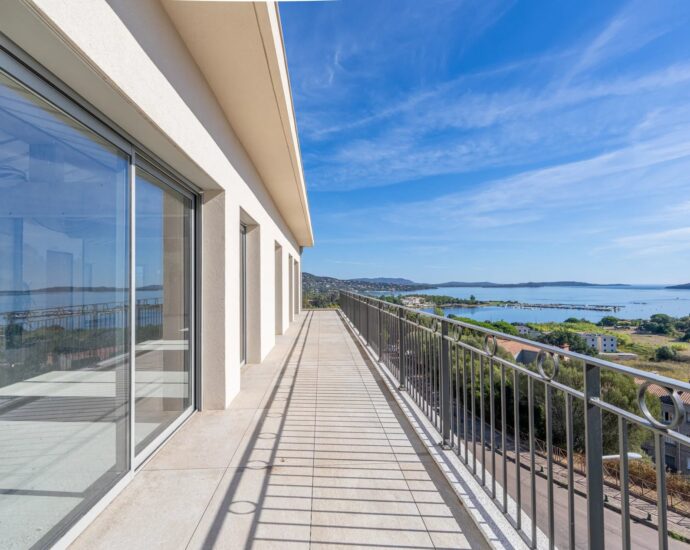 Porto-Vecchio, Appartement en attique, 3 chambres, terrasse, vue mer panoramique, proche centre-ville et plages