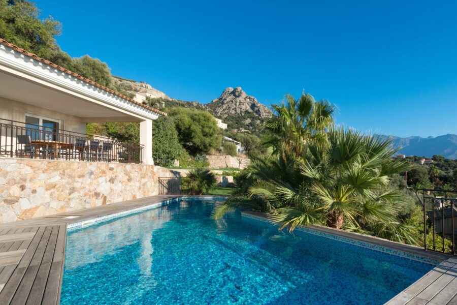 Lumio, Villa 6 chambres, vue mer panoramique, piscine, proche des plages.