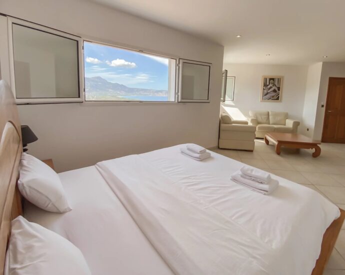 Lumio, Villa 6 chambres, vue mer panoramique, piscine, proche des plages.