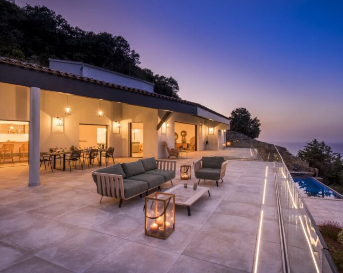 L&rsquo;Île Rousse, Occiglioni, villa d&rsquo;architecte, 6 chambres, piscine, vue panoramique mer, poche plage