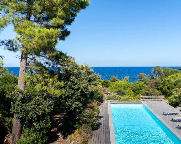 Favone, Villa pied dans l&rsquo;eau, 5 chambres, piscine, vue mer panoramique, plage à pied