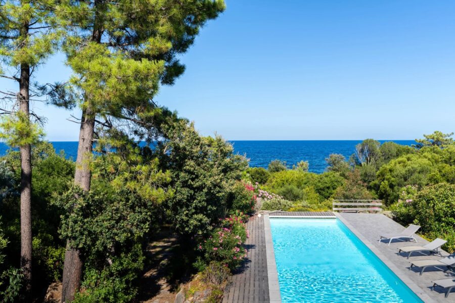 Favone, Villa pied dans l&rsquo;eau, 5 chambres, piscine, vue mer panoramique, plage à pied