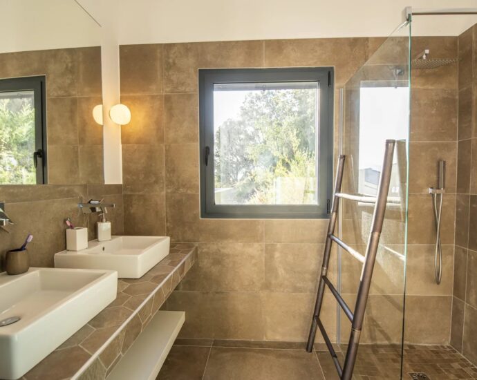 L&rsquo;Île Rousse, Occiglioni, villa d&rsquo;architecte, 6 chambres, piscine, vue panoramique mer, poche plage