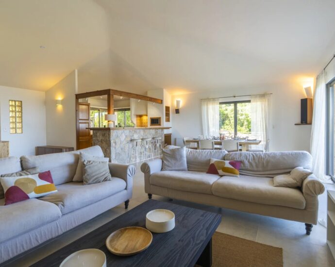 Porto-Vecchio, 3 villas, 7 bedrooms, swimming pool, sea and mountain views, near beach