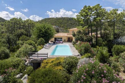 Favone, Villa pied dans l&rsquo;eau, 5 chambres, piscine, vue mer panoramique, plage à pied