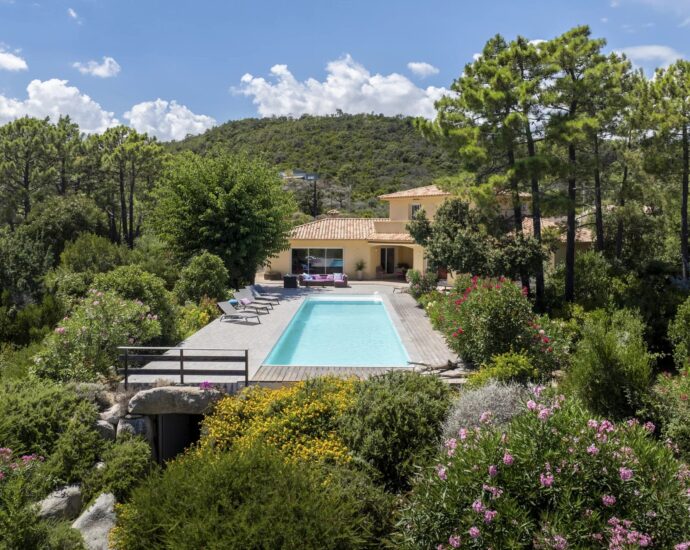 Favone, Villa pied dans l&rsquo;eau, 5 chambres, piscine, vue mer panoramique, plage à pied