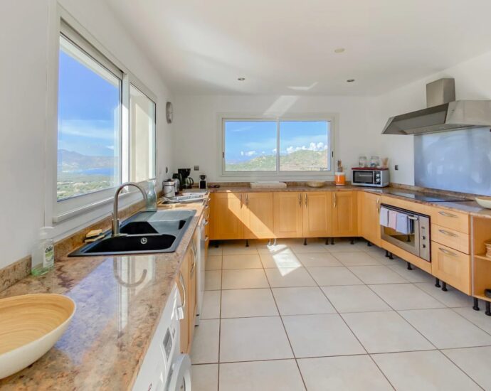 Lumio, Villa 6 chambres, vue mer panoramique, piscine, proche des plages.