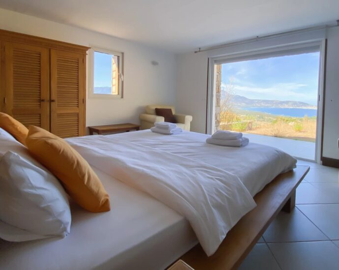 Lumio, Villa 6 chambres, vue mer panoramique, piscine, proche des plages.