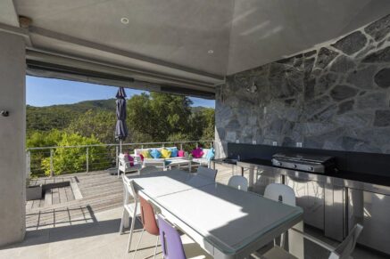 Favone, villa within walking distance to the beach, sea and mountain views, 4 bedrooms, heated infinity pool