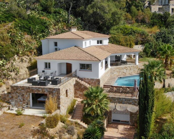 Lumio, Villa 6 chambres, vue mer panoramique, piscine, proche des plages.