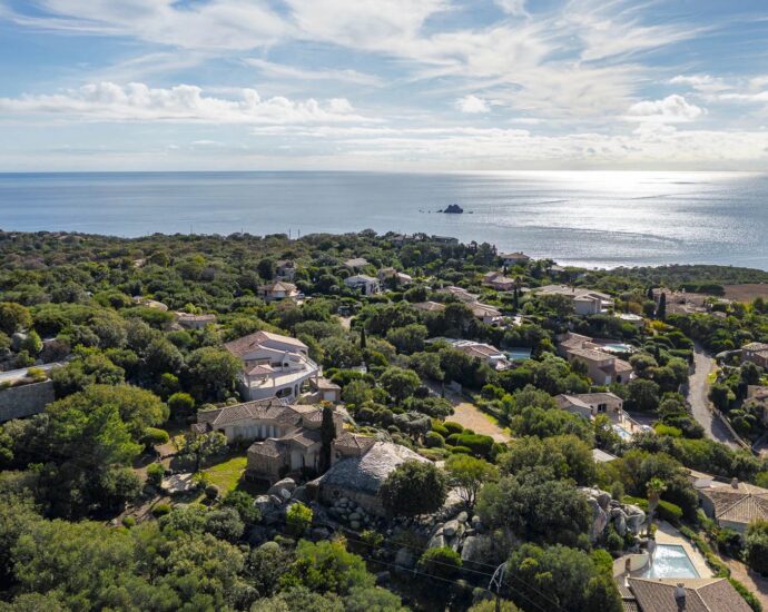 Sainte-Lucie de Porto-vecchio, Cavallone, architect-designed villa, 4 bedrooms, pool, sauna, panoramic sea view, close to the beach