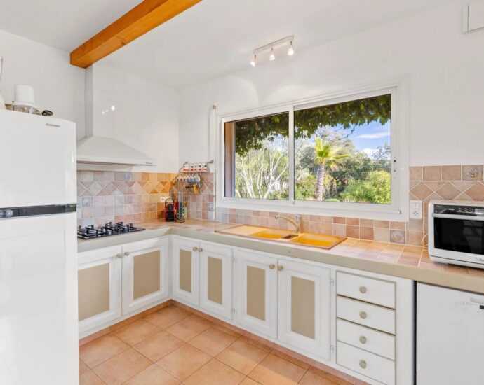 Exclusivité, Arasu, Villa 3 chambres, avec piscine, vue mer, à proximité de la plage du Cabanon Bleu