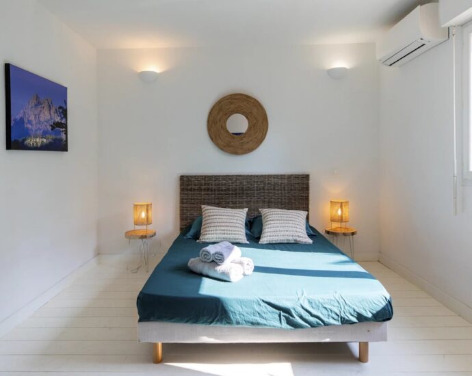 Sainte-Lucie de Porto-Vecchio, 8-Bedroom Villa, Pool, Sea View, Close to the Beach