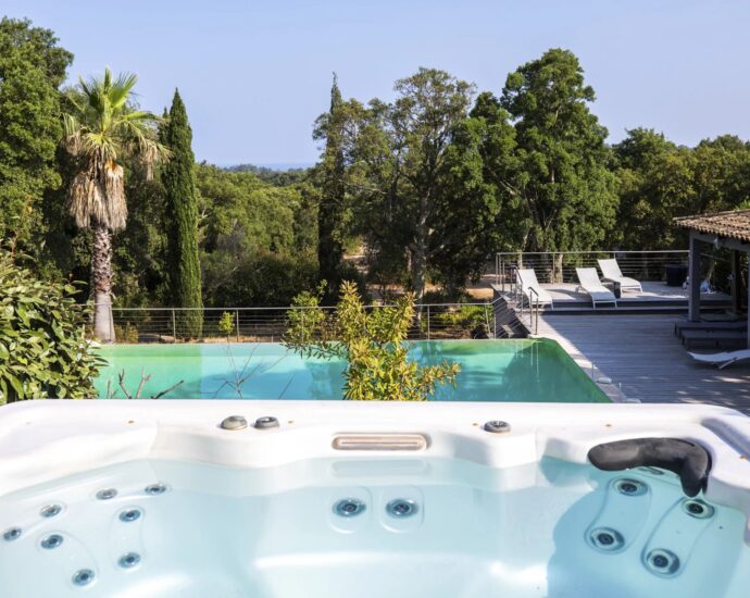 Sainte-Lucie de Porto-Vecchio, 8-Bedroom Villa, Pool, Sea View, Close to the Beach