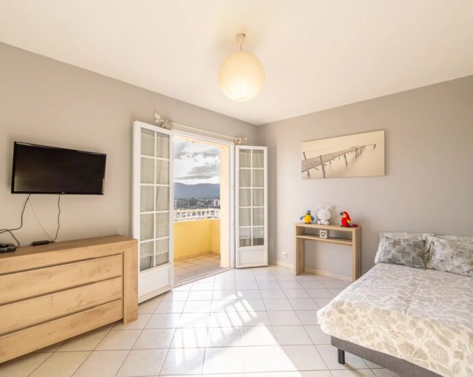 Porto-Vecchio. 3-Bedroom Villa with Studio. Panoramic View of the Port