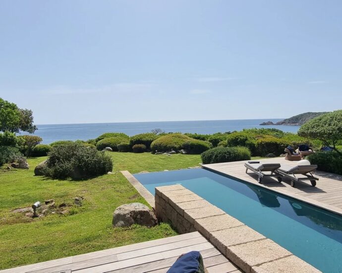 Cappiciola, Propriété pieds dans l&rsquo;eau, 7 chambres, 2 piscines, accès direct à la plage, vue mer panoramique