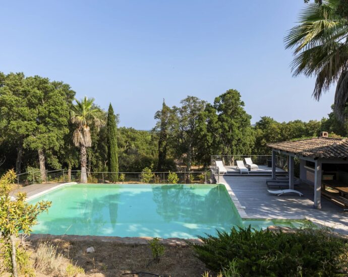 Sainte-Lucie de Porto-Vecchio, 8-Bedroom Villa, Pool, Sea View, Close to the Beach