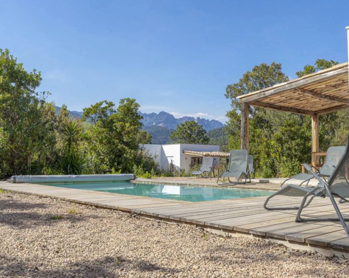 Exclusivité , Sainte-Lucie de Porto-Vecchio, Villa 4 chambres, piscine, vue montagnes, proche piscines naturelles et plages