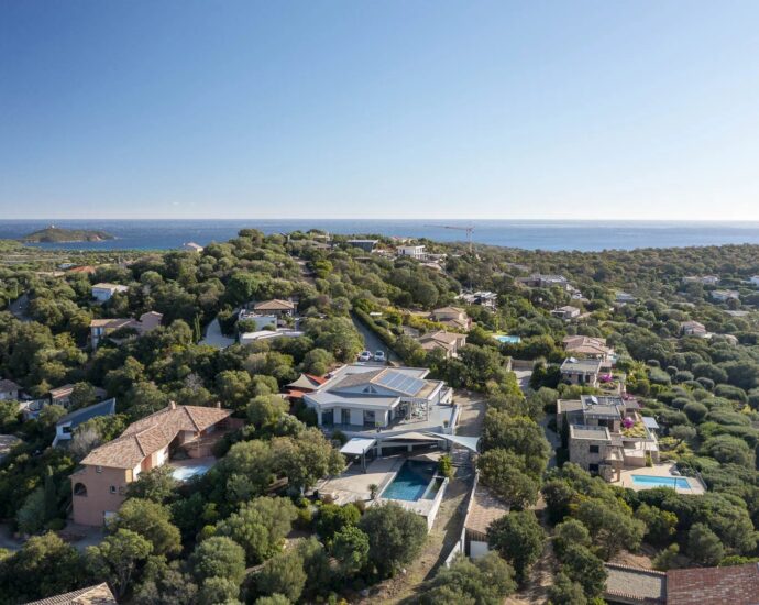 Arasu , Villa contemporaine, 8 chambres, piscine à  débordement, vue mer panoramique, proche plage