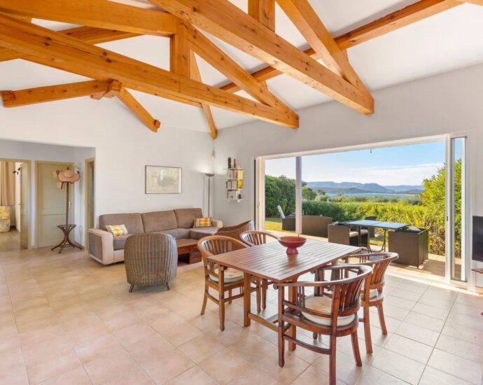 Exclusivité, Arasu, Villa 3 chambres, avec piscine, vue mer, à proximité de la plage du Cabanon Bleu