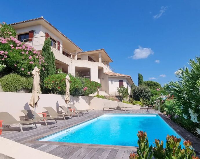 Pinarello, villa, 4 chambres, piscine, pied dans l&rsquo;eau, vue mer