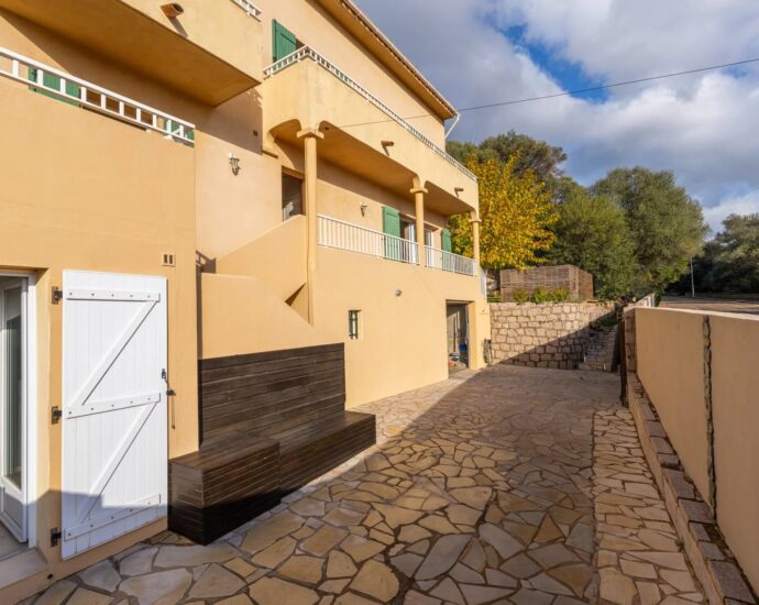 Porto-Vecchio. 3-Bedroom Villa with Studio. Panoramic View of the Port