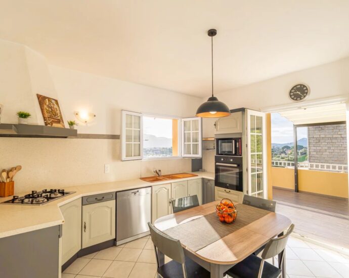 Porto-Vecchio. 3-Bedroom Villa with Studio. Panoramic View of the Port