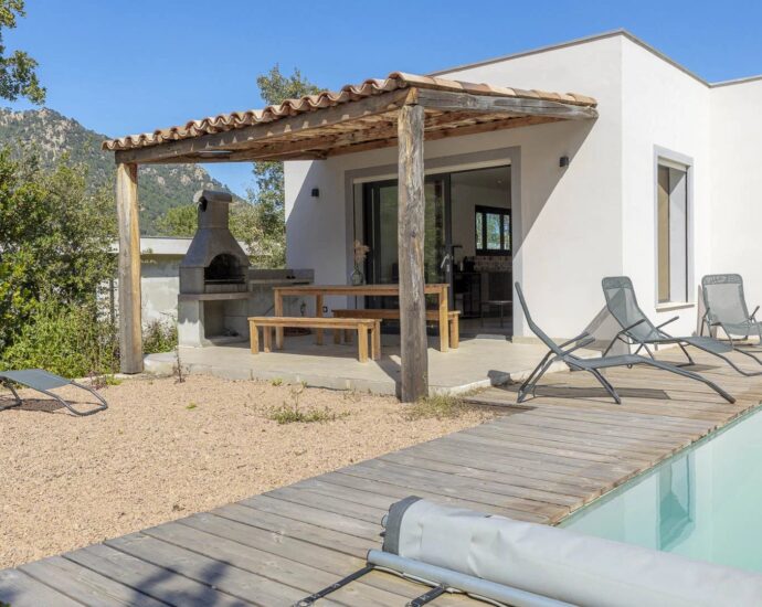 Exclusivité , Sainte-Lucie de Porto-Vecchio, Villa 4 chambres, piscine, vue montagnes, proche piscines naturelles et plages