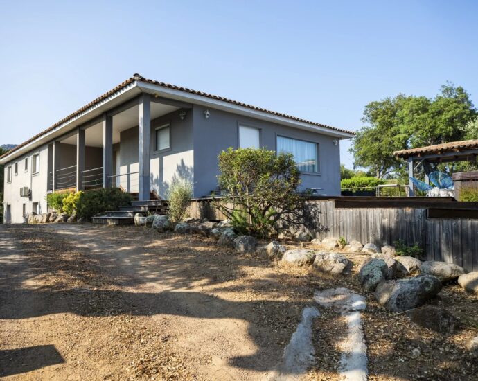 Sainte-Lucie de Porto-Vecchio, 8-Bedroom Villa, Pool, Sea View, Close to the Beach