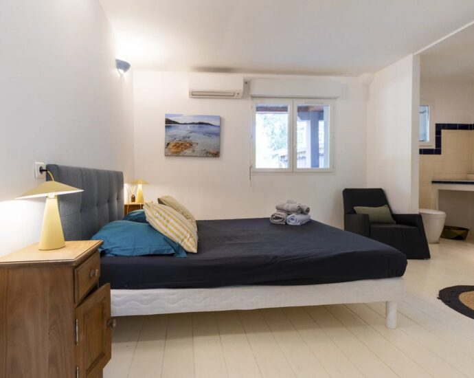 Sainte-Lucie de Porto-Vecchio, 8-Bedroom Villa, Pool, Sea View, Close to the Beach