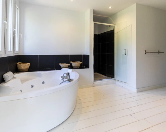 Sainte-Lucie de Porto-Vecchio, 8-Bedroom Villa, Pool, Sea View, Close to the Beach