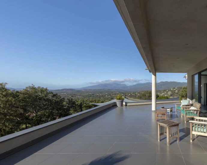 Arasu , Villa contemporaine, 8 chambres, piscine à  débordement, vue mer panoramique, proche plage