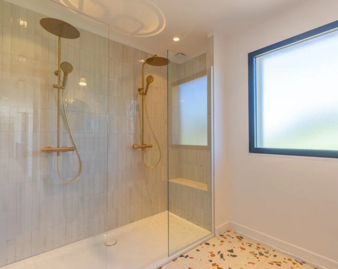 Exclusivité, Pinarello, Villa neuve en pierre, 4 chambres, piscine, vue mer et plage à pied