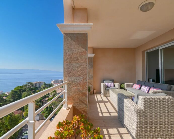 Ajaccio, Appartement en duplex, 4 chambres, terrasse, vue mer panoramique, proche plage