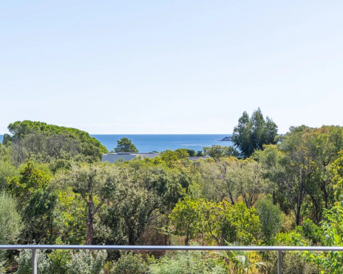 Exclusivité, Pinarello, Villa neuve en pierre, 4 chambres, piscine, vue mer et plage à pied