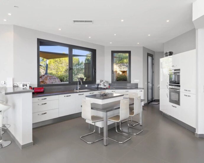 Arasu , Villa contemporaine, 8 chambres, piscine à  débordement, vue mer panoramique, proche plage