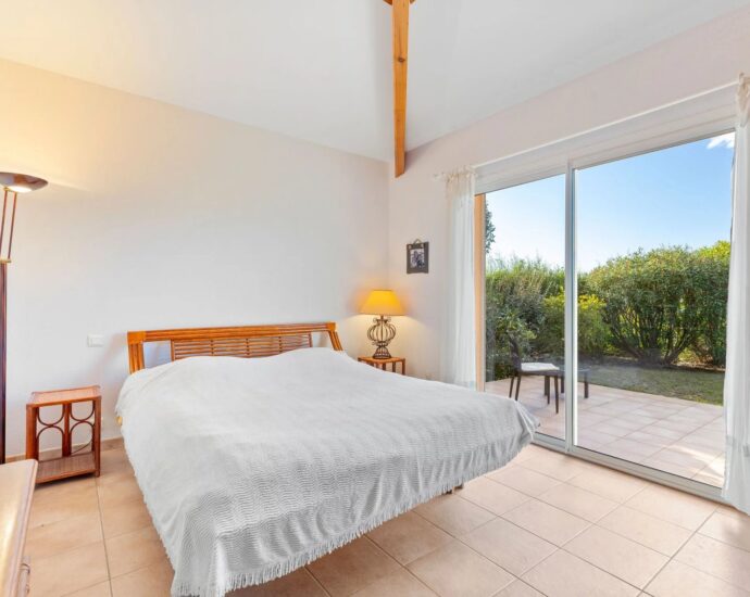 Exclusivité, Arasu, Villa 3 chambres, avec piscine, vue mer, à proximité de la plage du Cabanon Bleu