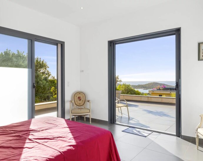 Arasu , Villa contemporaine, 8 chambres, piscine à  débordement, vue mer panoramique, proche plage