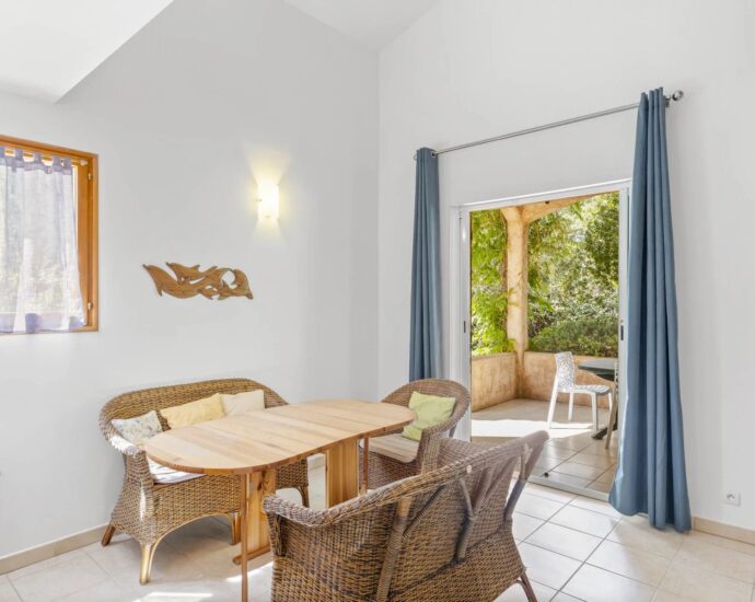 Sainte-Lucie de Porto-Vecchio, Property with 3 Homes, Pool, Near the River and Pinarello Beach