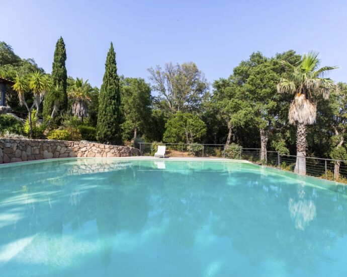 Sainte-Lucie de Porto-Vecchio, 8-Bedroom Villa, Pool, Sea View, Close to the Beach