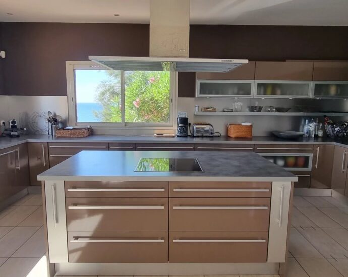 Pinarello, villa, 4 chambres, piscine, pied dans l&rsquo;eau, vue mer