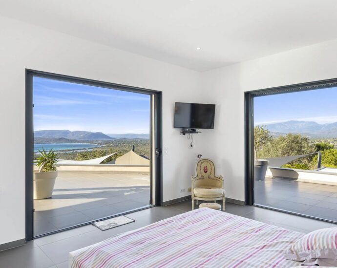 Arasu , Villa contemporaine, 8 chambres, piscine à  débordement, vue mer panoramique, proche plage